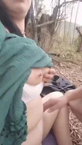 野外挑逗50岁露脸熟女大妈，水真多