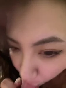 骚货自拍舔鸡